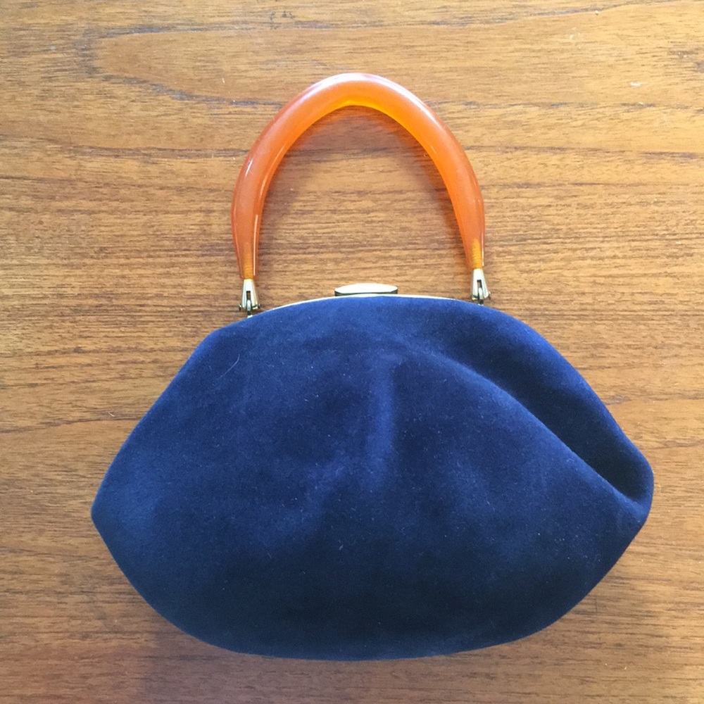 VINTAGE MORRIS MOSKOWITZ NAVY HANDBAG WITH AMBER LUCITE HANDLE